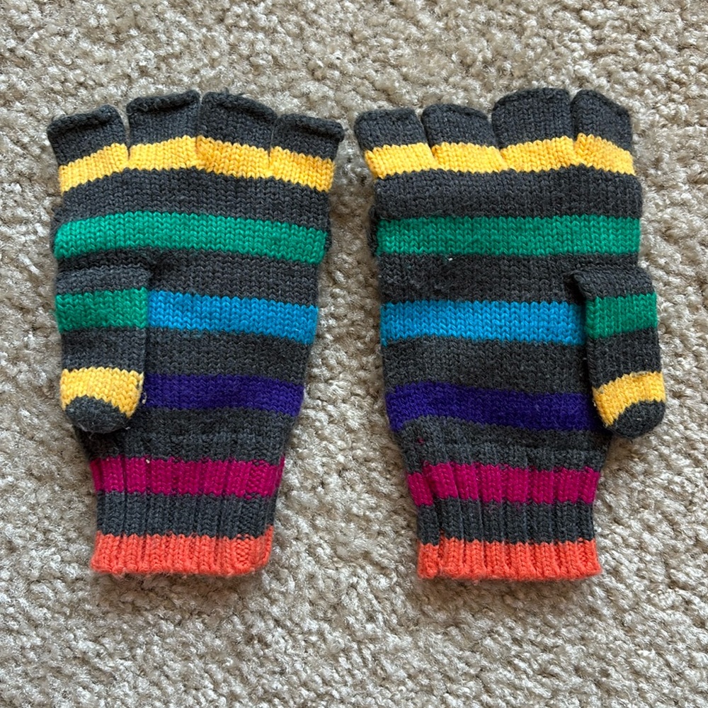 Fingerless gloves that can also turn into mittens